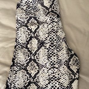 Balance Athletica Ascend Rider high waisted white snakeskin shorts medium nwot